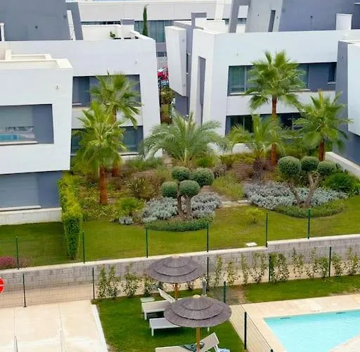 Апартаменты Luxurious South-facing 2 Bdr Penthouse At Vanian Gardens With Seaview - Gaya Alegria I Эстепона